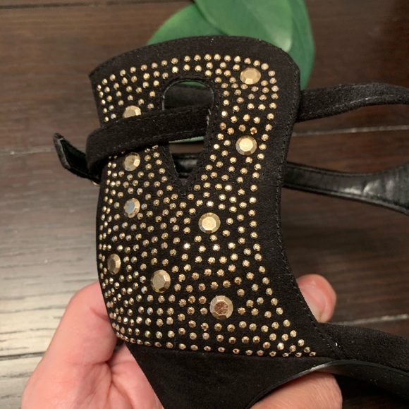 BCBG Paris Black & Gold T-strap Heels Sz 8.5 - Picture 4 of 5